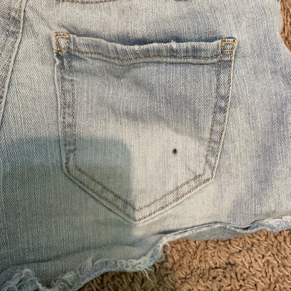 Women’s denim shorts ***has small spot on pocket - Picture 3 of 4